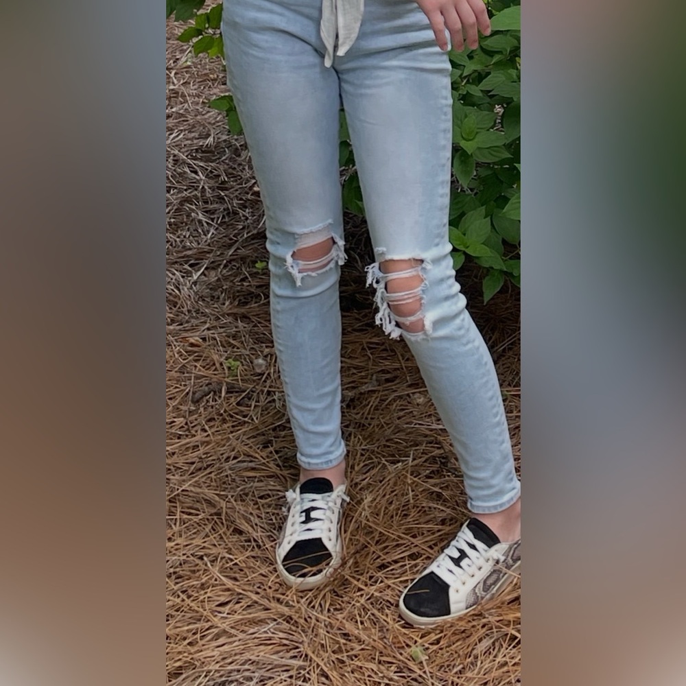 American Eagle Distressed Light Blue Women's Jeans